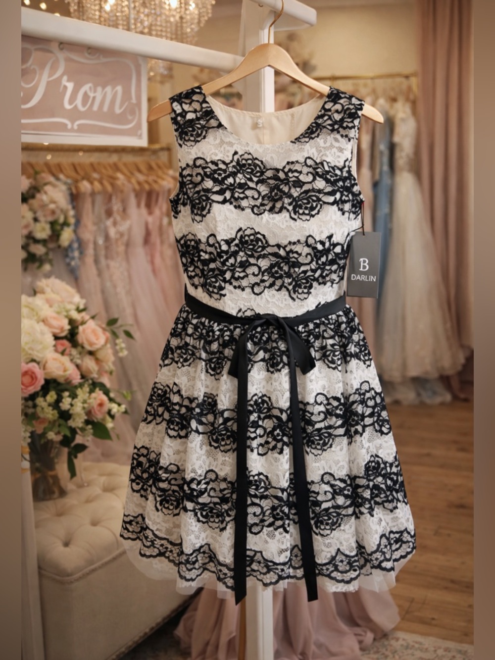B Darlin Black & Ivory Lace Fit & Flare Dress Size 7/8 Open Back Homecoming EUC